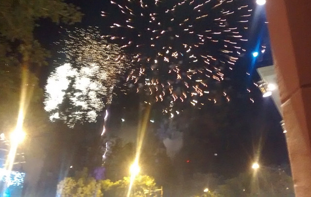 Los fuegos artificiales iluminaron la ciudad.