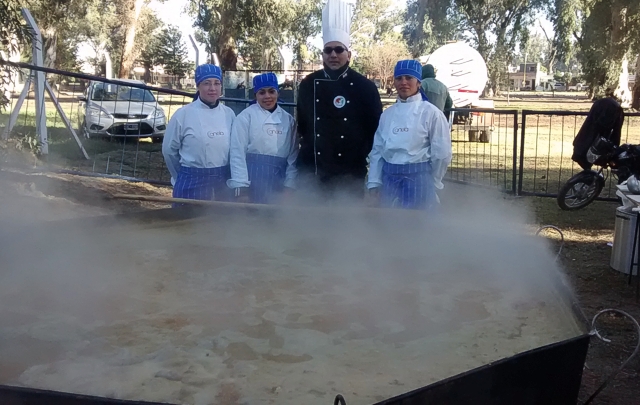 El chef junto al equipo de cocineros encargados del locro.