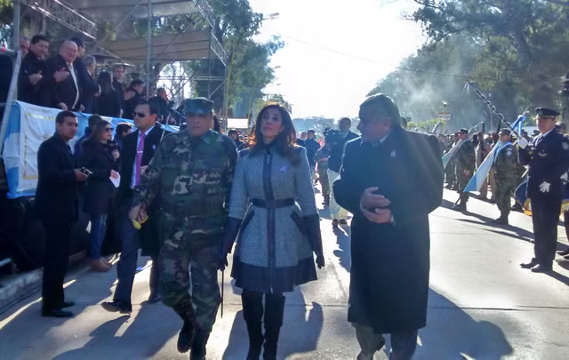 La gobernadora estuvo presente en el desfile.