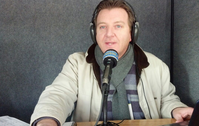 Guille Hemmeling, desde la unidad satelital de Cadena 3 en La Rural.