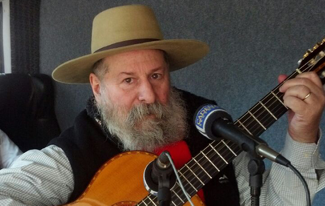 El Gaucho Talas visitó el estudio móvil de Cadena 3 en La Rural.