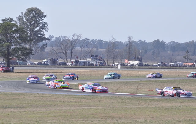 Matías Rossi se quedó con la carrera en el Cabalén.