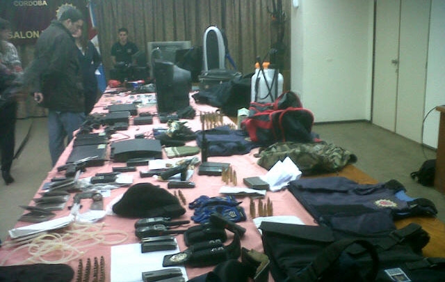 Fueron secuestrados numerosos objetos que habrían sido utilizados en el ilícito.