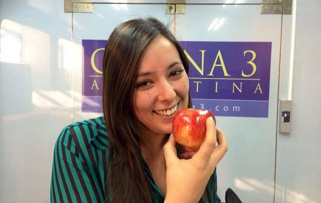 Lucía González también le dijo sí a la manzana.