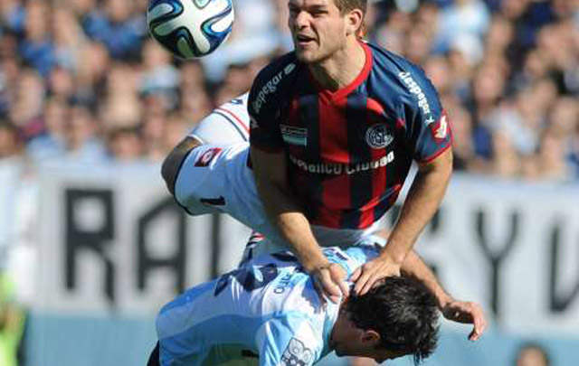 Racing alcanzó en la cima de la tabla de posiciones a Vélez.