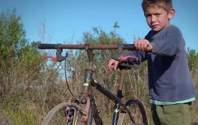 Carlitos y su compañera de aventuras.