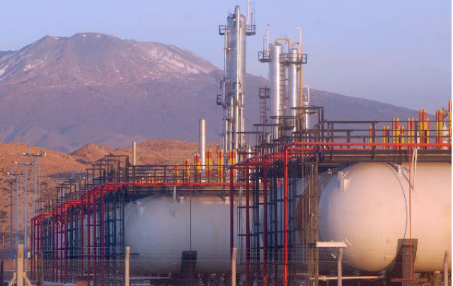 El yacimiento El Portón, de fondo, El Tromen (Foto: RíoNegro.com.ar).