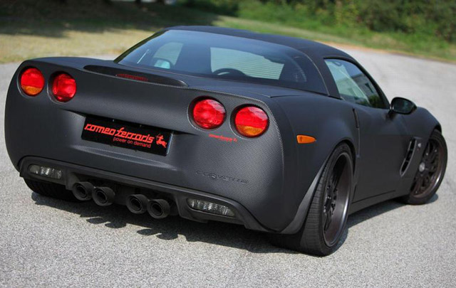 El auto tiene un motor sobrealimentado de 8 cilindros en V.