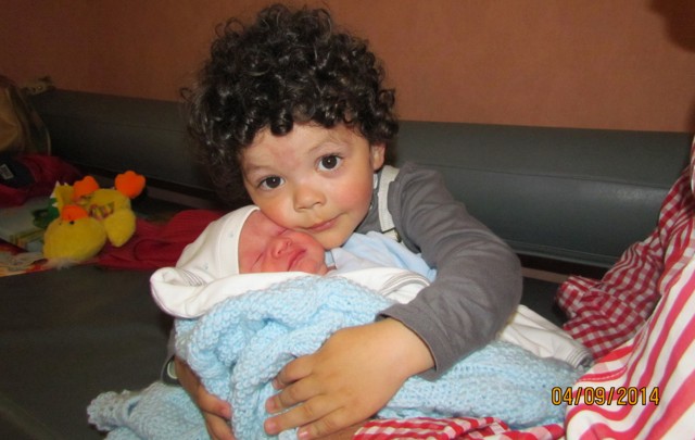 Jeremías, de 2 años, abraza a su hermanito Juan Cruz.