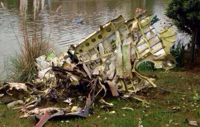 Los restos de la avioneta se esparcieron en un amplio radio.