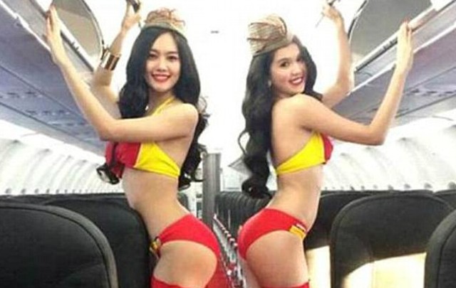 Las modelos posaban con los colores de la marca.