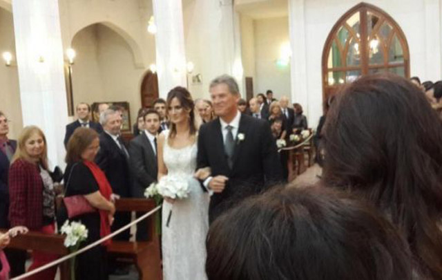 Paula, junto a su padre camino al altar.