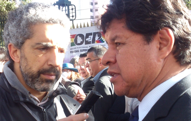 FOTO: Genesir con el periodista Ariel Poma Gutiérrez, productor de Cadena 3 en Bolivia.