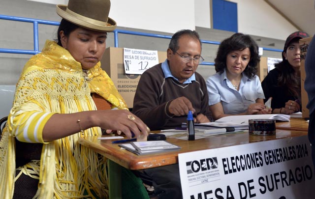 FOTO: Buenos Aires: En la escuela Nº16 del barrio de Once, residentes bolivianos votaron.