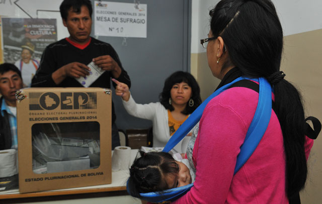 FOTO: Buenos Aires: En la escuela Nº16 del barrio de Once, residentes bolivianos votaron.