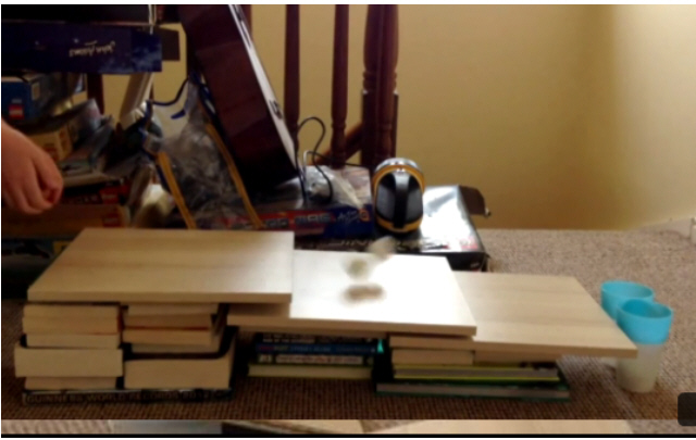 Un niño hace genialidades con pelotas de ping pong.