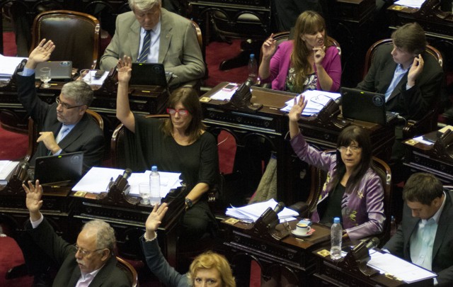 Diputados del Frente para la Victoria votan durante el tratamiento del proyecto.
