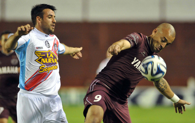 Lanús derrotó a Arsenal con polémica arbitral.