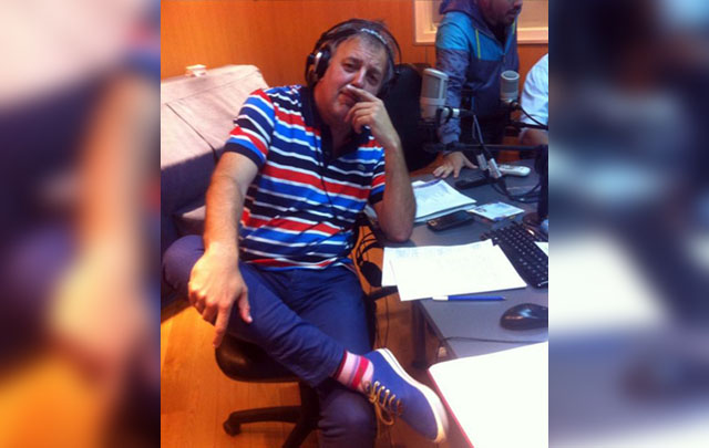 El Titi y su colorido look.