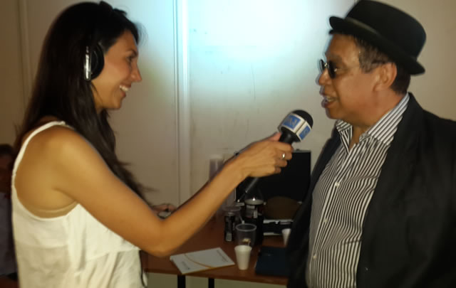 Vanesa Ludueña entrevistando a Pelusa para Radio Popular.