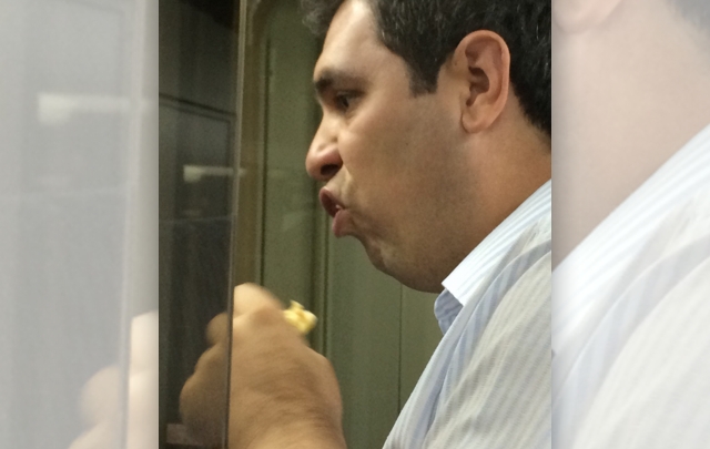 Juan Bernaus infragganti comiendo facturas.