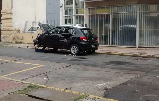 Así quedó el taxi que chocó contra el 206.