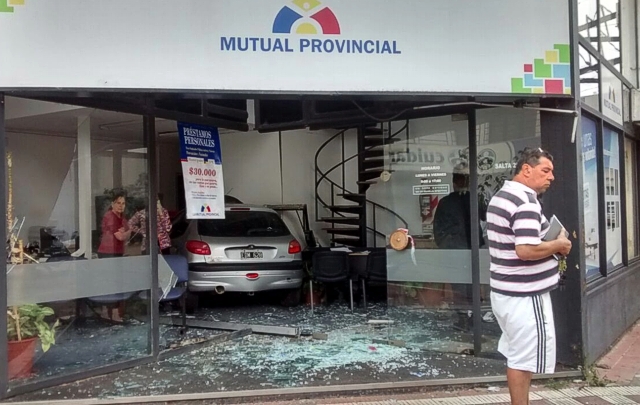 Los empleados relevaban los destrozos.