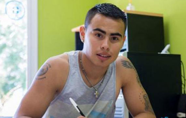 El Chino al firmar el nuevo contrato (Foto: Prensa Belgrano)