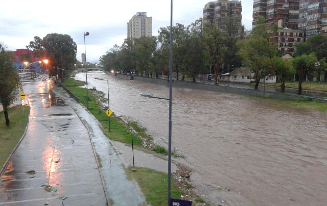 La crecida del Suquía obligó al cierre de la avenida Costanera (Foto: Archivo)