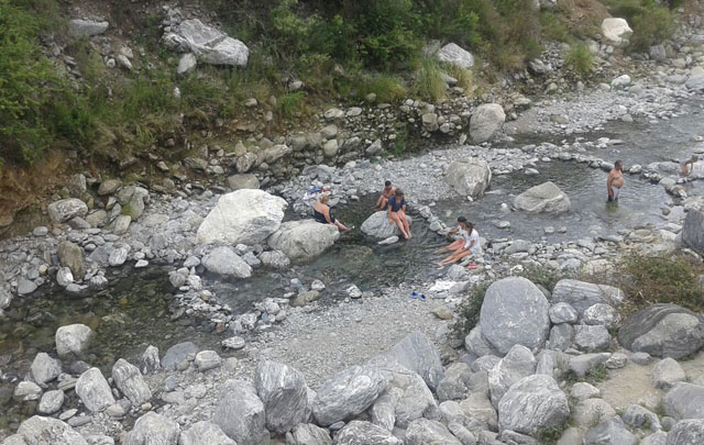 Los turistas disfrutan de Villa Larca.