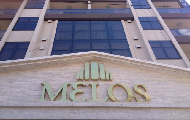 La piel de vidrio del edificio permite tener vistas al lago, las montañas y el centro