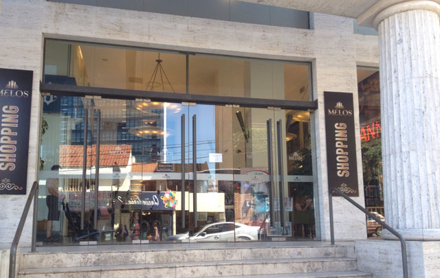 El ingreso principal, de estilo griego, fue construido en mármol travertino.