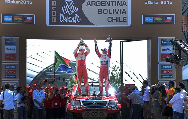 De Villiers (d.) con Toyota festeja con su navegante Von Zittzewitz 2º lugar en autos
