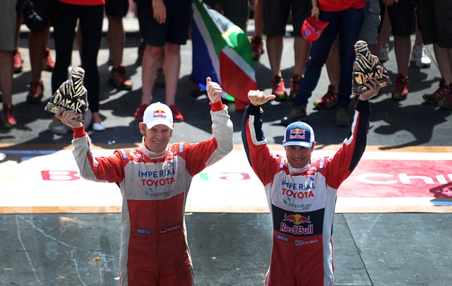 De Villiers (d.) con Toyota festeja con su navegante Von Zittzewitz 2º lugar en autos