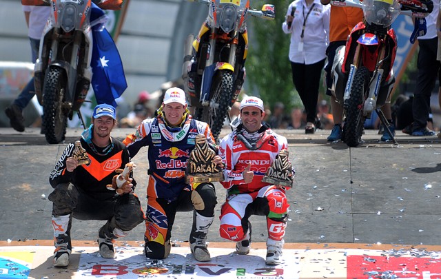 Los mejores en motos: Toby Price (3º), Marc Coma (1º) y Paulo Goncalvez (2º) posan en el podio.