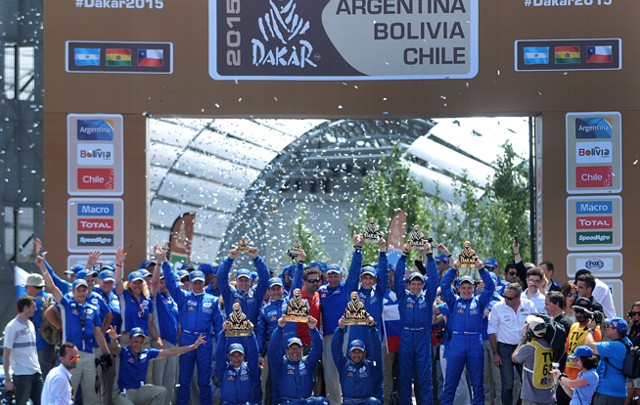 Los tres equipos ganadores en camiones en el Rally Dakar 2015, festejan el logro.