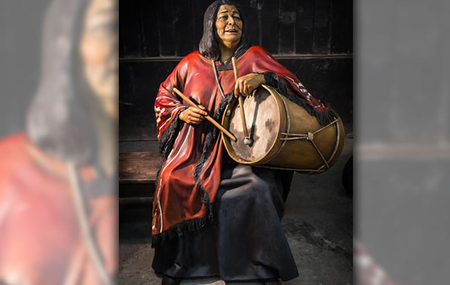 Mercedes Sosa, con su tradicional poncho rojo.