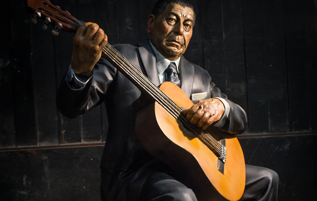 Ataulpa y su ladera inseparable, la guitarra.