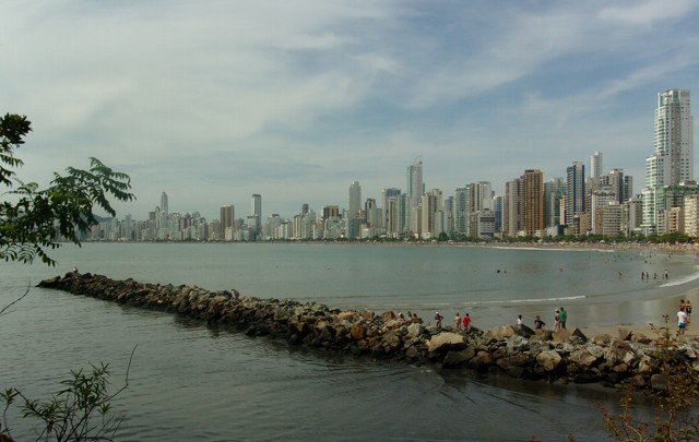 Orlando Morales en las playas de Camboriú.