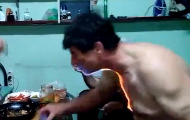 VIDEO: El hombre fue rescatado por sus amigos.