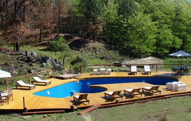 La piscina, enclavada en un entorno de ensueño.