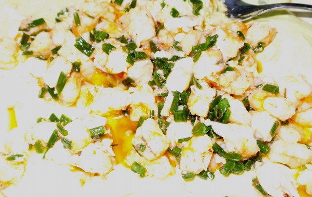 Mousse de palta con camarones para una entrada fresca.