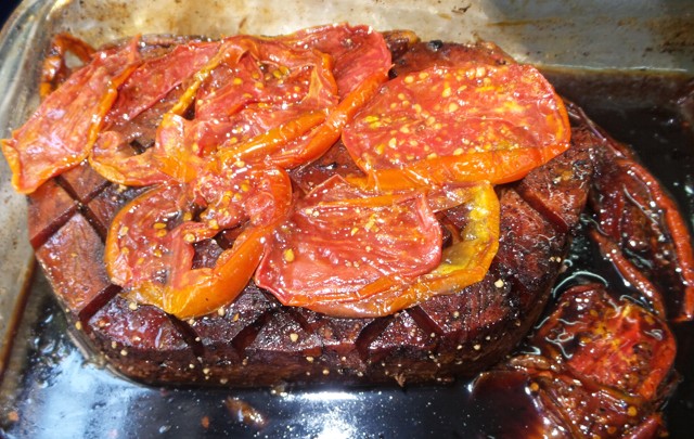Bondiola de cerdo con tomates secos de la huerta de La Guarida.