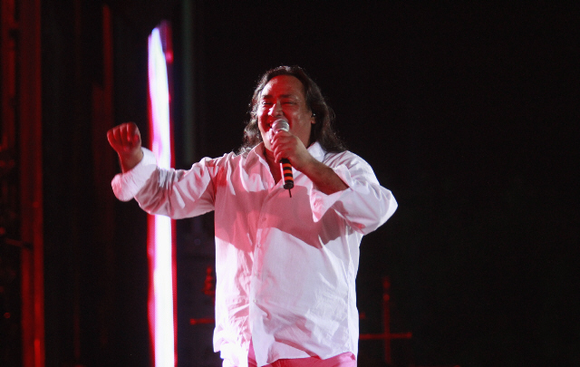 El cantante repasó éxitos como 