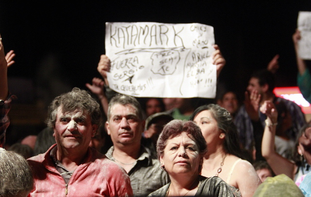 El público cumplió el clásico rito de la harina que impulsa Galleguillo.