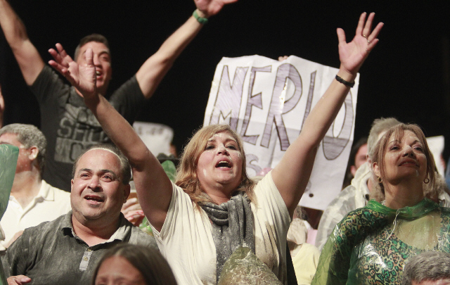 El público cumplió el clásico rito de la harina que impulsa Galleguillo.