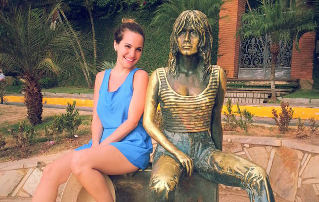 Agustina Vivanco visitó la estatua de Brigitte Bardot.