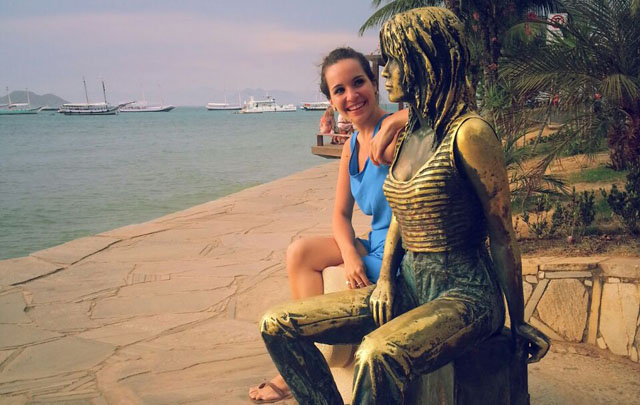 La escultura se encuentra mirando hacia el mar.