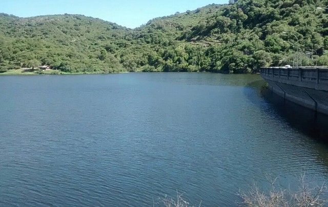 ¡A pleno! Lleno de agua y turistas el Dique La Quebrada.