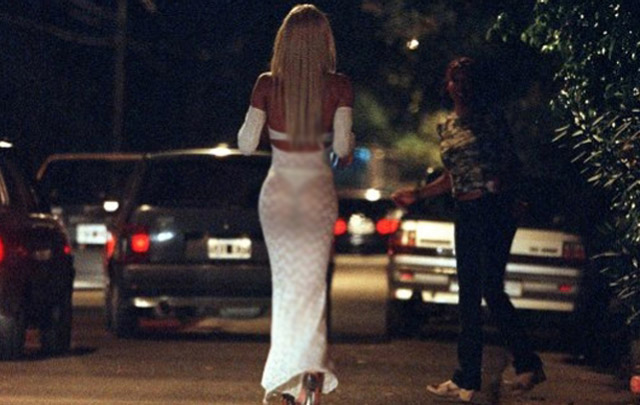 Los travestis, un grupo en riesgo por la colocación de aceites y metacrilato.